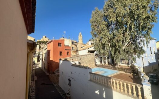 C 048 Casa con mirador de madera en el comedor y tiene terraza y garaje abovedado, con despacho y con aseo.
