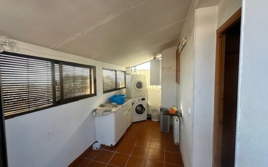 C 048 Casa con mirador de madera en el comedor y tiene terraza y garaje abovedado, con despacho y con aseo.