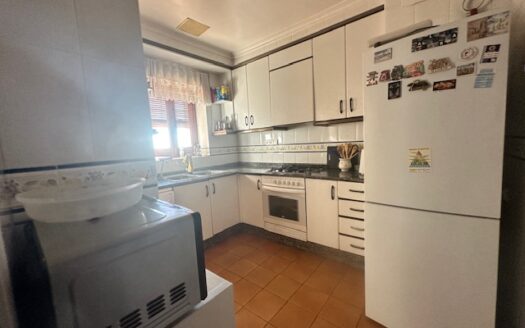 C 048 Casa con mirador de madera en el comedor y tiene terraza y garaje abovedado, con despacho y con aseo.