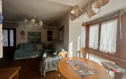 C 048 Casa con mirador de madera en el comedor y tiene terraza y garaje abovedado, con despacho y con aseo.