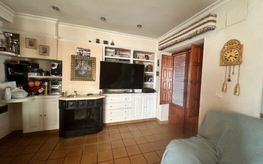 C 048 Casa con mirador de madera en el comedor y tiene terraza y garaje abovedado, con despacho y con aseo.