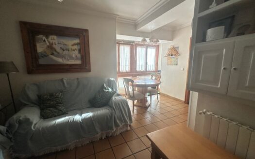 C 048 Casa con mirador de madera en el comedor y tiene terraza y garaje abovedado, con despacho y con aseo.