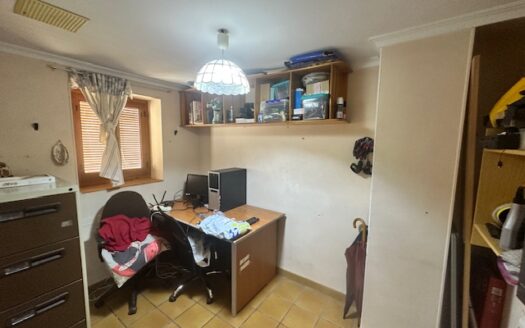 C 048 Casa con mirador de madera en el comedor y tiene terraza y garaje abovedado, con despacho y con aseo.