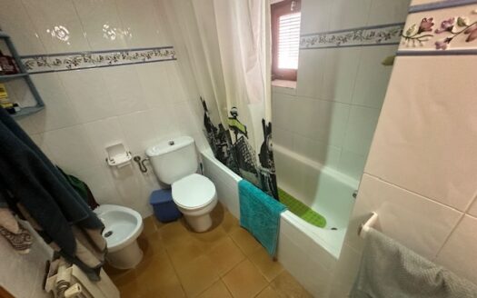 C 048 Casa con mirador de madera en el comedor y tiene terraza y garaje abovedado, con despacho y con aseo.