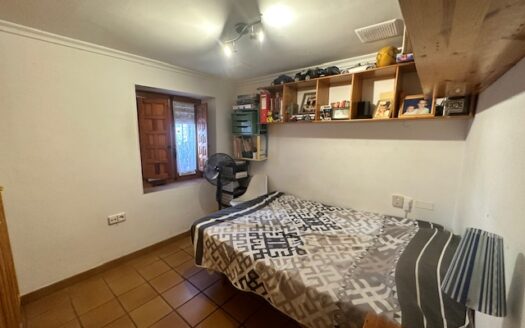 C 048 Casa con mirador de madera en el comedor y tiene terraza y garaje abovedado, con despacho y con aseo.