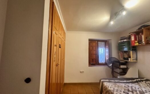 C 048 Casa con mirador de madera en el comedor y tiene terraza y garaje abovedado, con despacho y con aseo.