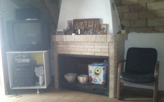 C 048 Casa con mirador de madera en el comedor y tiene terraza y garaje abovedado, con despacho y con aseo.