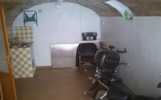 C 048 Casa con mirador de madera en el comedor y tiene terraza y garaje abovedado, con despacho y con aseo.