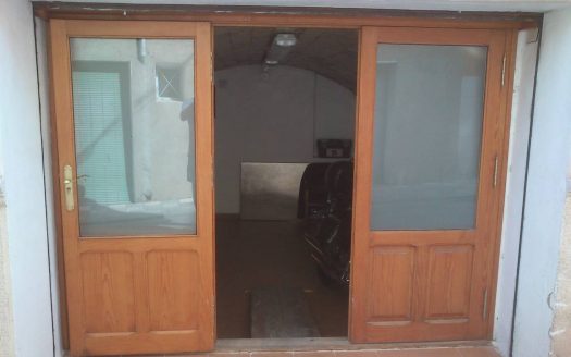 C 048 Casa con mirador de madera en el comedor y tiene terraza y garaje abovedado, con despacho y con aseo.