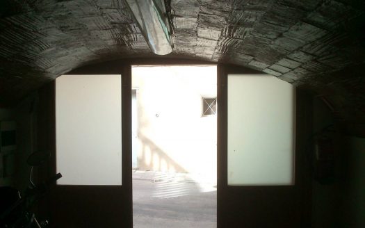 C 048 Casa con mirador de madera en el comedor y tiene terraza y garaje abovedado, con despacho y con aseo.