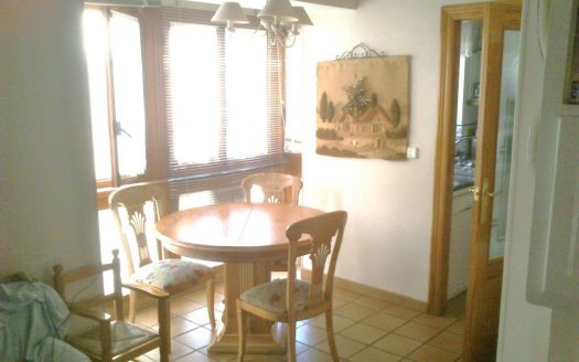 C 048 Casa con mirador de madera en el comedor y tiene terraza y garaje abovedado, con despacho y con aseo.