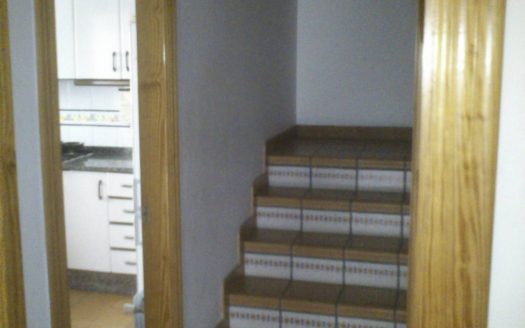 C 048 Casa con mirador de madera en el comedor y tiene terraza y garaje abovedado, con despacho y con aseo.