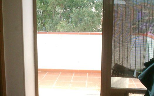 C 048 Casa con mirador de madera en el comedor y tiene terraza y garaje abovedado, con despacho y con aseo.