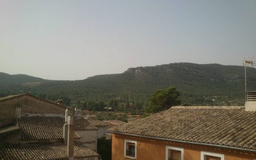 C 048 Casa con mirador de madera en el comedor y tiene terraza y garaje abovedado, con despacho y con aseo.