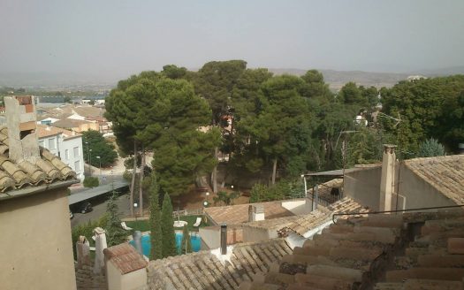 C 048 Casa con mirador de madera en el comedor y tiene terraza y garaje abovedado, con despacho y con aseo.