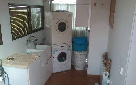 C 048 Casa con mirador de madera en el comedor y tiene terraza y garaje abovedado, con despacho y con aseo.