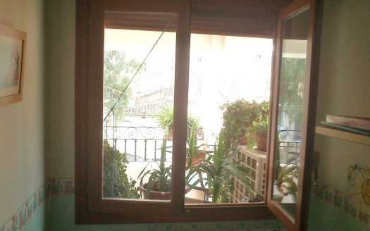 C 048 Casa con mirador de madera en el comedor y tiene terraza y garaje abovedado, con despacho y con aseo.