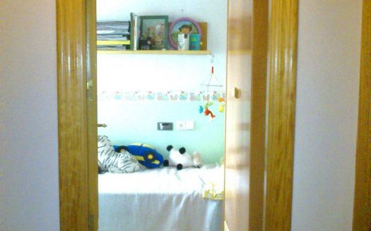 C 048 Casa con mirador de madera en el comedor y tiene terraza y garaje abovedado, con despacho y con aseo.