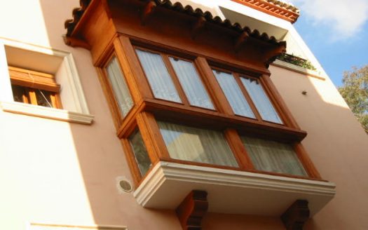 C 048 Casa con mirador de madera en el comedor y tiene terraza y garaje abovedado, con despacho y con aseo.