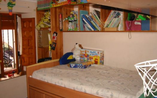 C 048 Casa con mirador de madera en el comedor y tiene terraza y garaje abovedado, con despacho y con aseo.