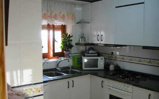 C 048 Casa con mirador de madera en el comedor y tiene terraza y garaje abovedado, con despacho y con aseo.