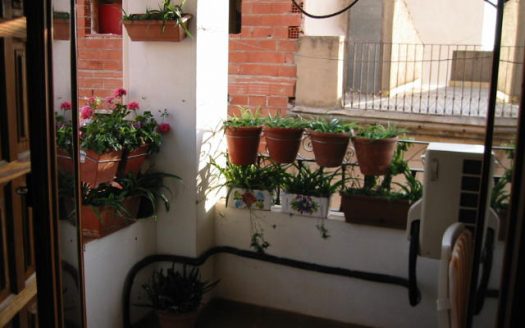 C 048 Casa con mirador de madera en el comedor y tiene terraza y garaje abovedado, con despacho y con aseo.