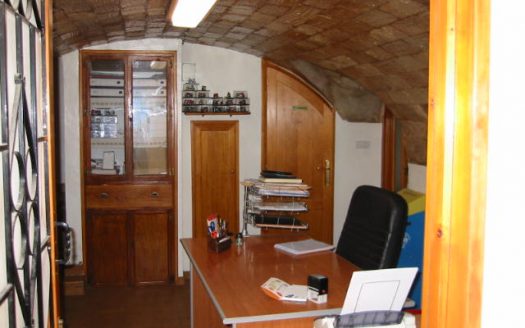 C 048 Casa con mirador de madera en el comedor y tiene terraza y garaje abovedado, con despacho y con aseo.