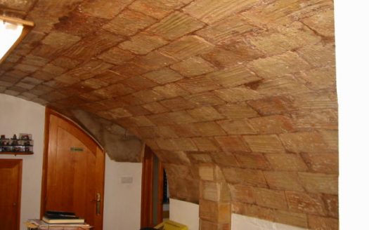 C 048 Casa con mirador de madera en el comedor y tiene terraza y garaje abovedado, con despacho y con aseo.