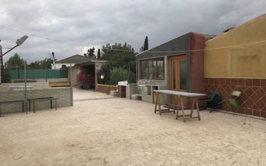 C 110 CASA CON PISCINA, NAVE, HUERTO ETC