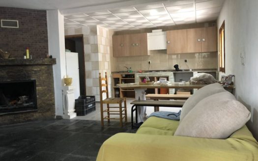 C 110 CASA CON PISCINA, NAVE, HUERTO ETC