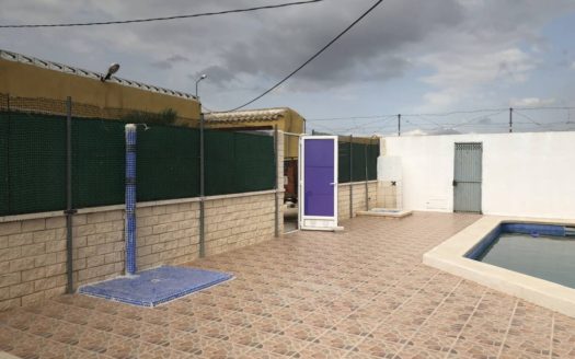 C 110 CASA CON PISCINA, NAVE, HUERTO ETC