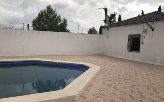 C 110 CASA CON PISCINA, NAVE, HUERTO ETC