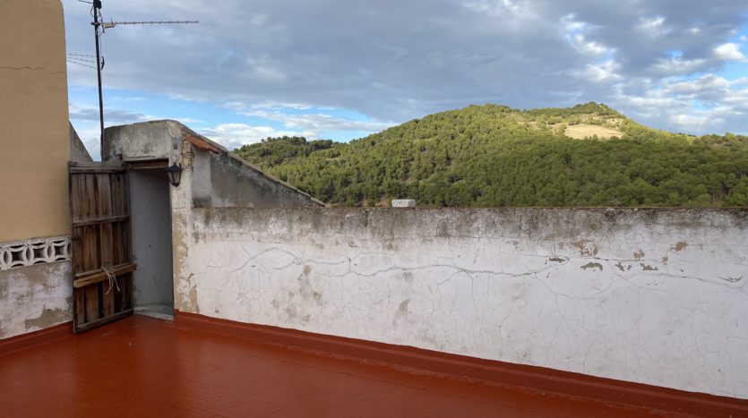 Casa con patio de unos 50 m2 y terraza de 25m2 | Fincas Biar