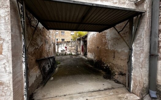 C 001 Casa a reformar con patio para hacer un restaurante con barbacoa y se puede hacer un hostal.