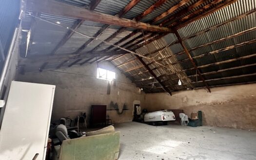 C 001 Casa a reformar con patio para hacer un restaurante con barbacoa y se puede hacer un hostal.