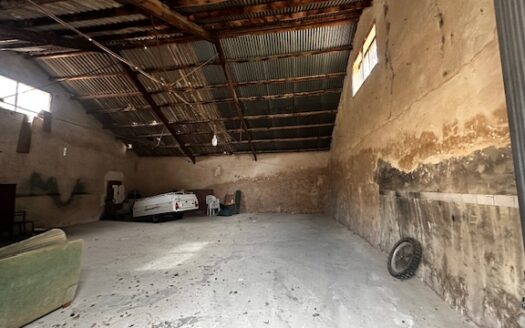 C 001 Casa a reformar con patio para hacer un restaurante con barbacoa y se puede hacer un hostal.