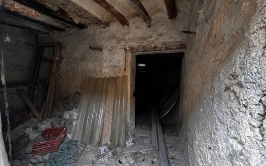 C 001 Casa a reformar con patio para hacer un restaurante con barbacoa y se puede hacer un hostal.