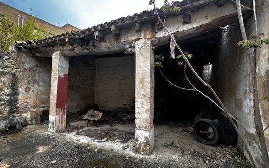 C 001 Casa a reformar con patio para hacer un restaurante con barbacoa y se puede hacer un hostal.