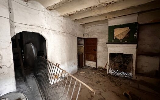 C 001 Casa a reformar con patio para hacer un restaurante con barbacoa y se puede hacer un hostal.