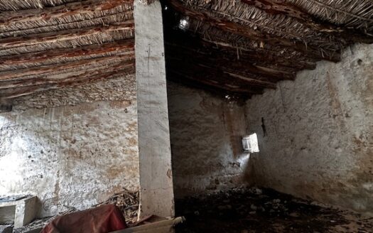 C 001 Casa a reformar con patio para hacer un restaurante con barbacoa y se puede hacer un hostal.