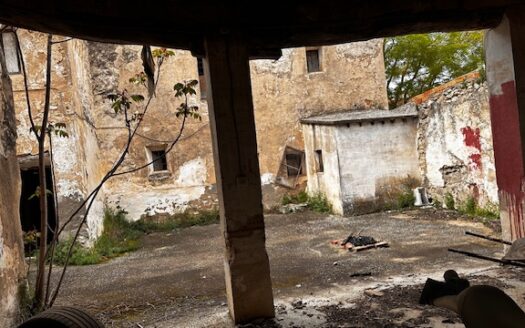 C 001 Casa a reformar con patio para hacer un restaurante con barbacoa y se puede hacer un hostal.