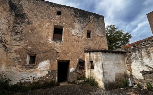 C 001 Casa a reformar con patio para hacer un restaurante con barbacoa y se puede hacer un hostal.