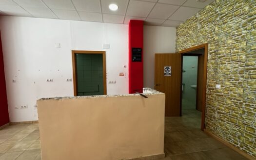 Local 048 Venta localizado a 1 minuto andando de Renfe y del Corte Ingles.