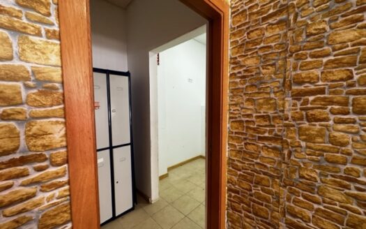 Local 048 Venta localizado a 1 minuto andando de Renfe y del Corte Ingles.