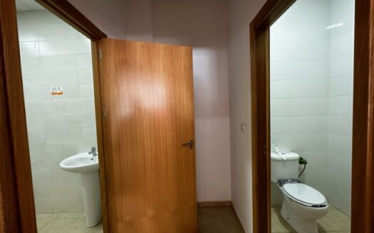 Local 048 Venta localizado a 1 minuto andando de Renfe y del Corte Ingles.