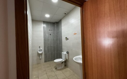 Local 048 Venta localizado a 1 minuto andando de Renfe y del Corte Ingles.