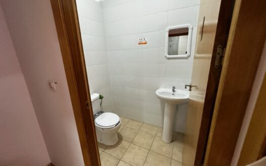 Local 048 Venta localizado a 1 minuto andando de Renfe y del Corte Ingles.