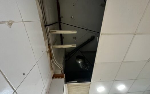 Local 048 Venta localizado a 1 minuto andando de Renfe y del Corte Ingles.