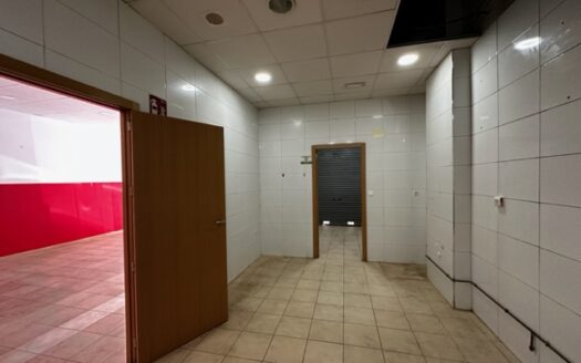 Local 048 Venta localizado a 1 minuto andando de Renfe y del Corte Ingles.