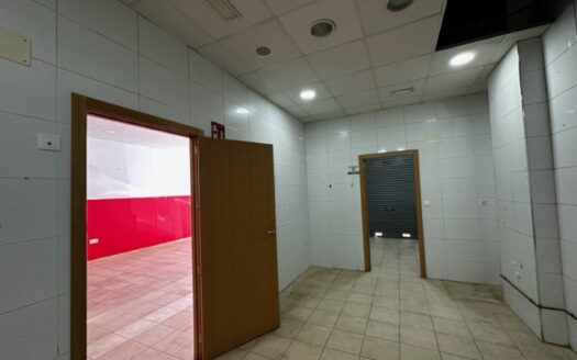 Local 048 Venta localizado a 1 minuto andando de Renfe y del Corte Ingles.